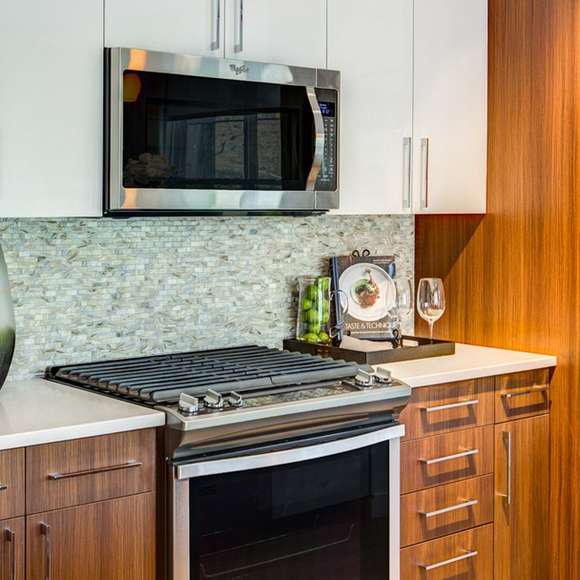 The Danforth - Chef-Inspired Kitchen with Stainless Steel Energy Star Appliances and Quartz Countertop